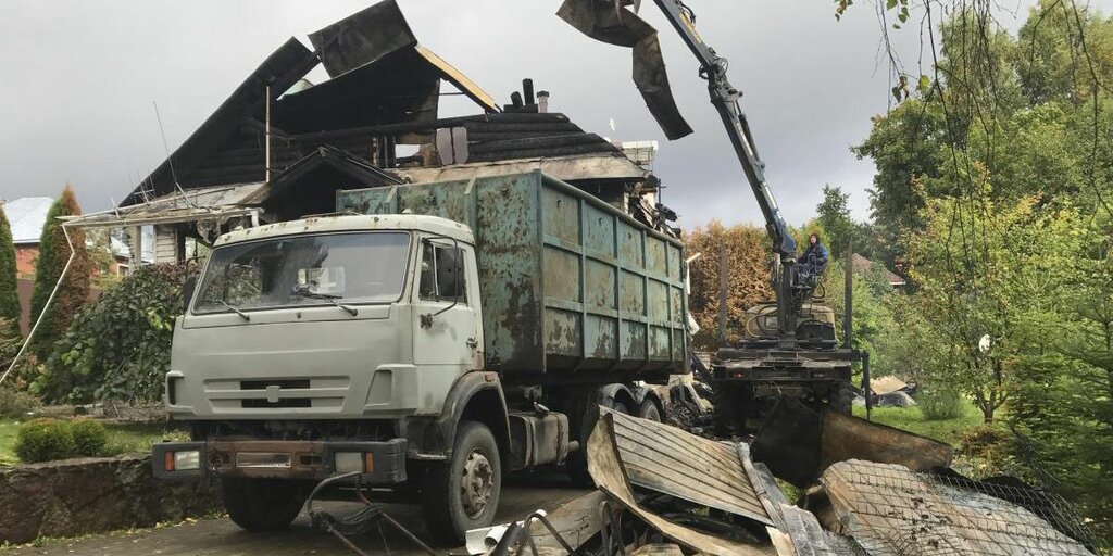 Вывоз мусора после пожара с утилизацией в Рубцовске в октябре