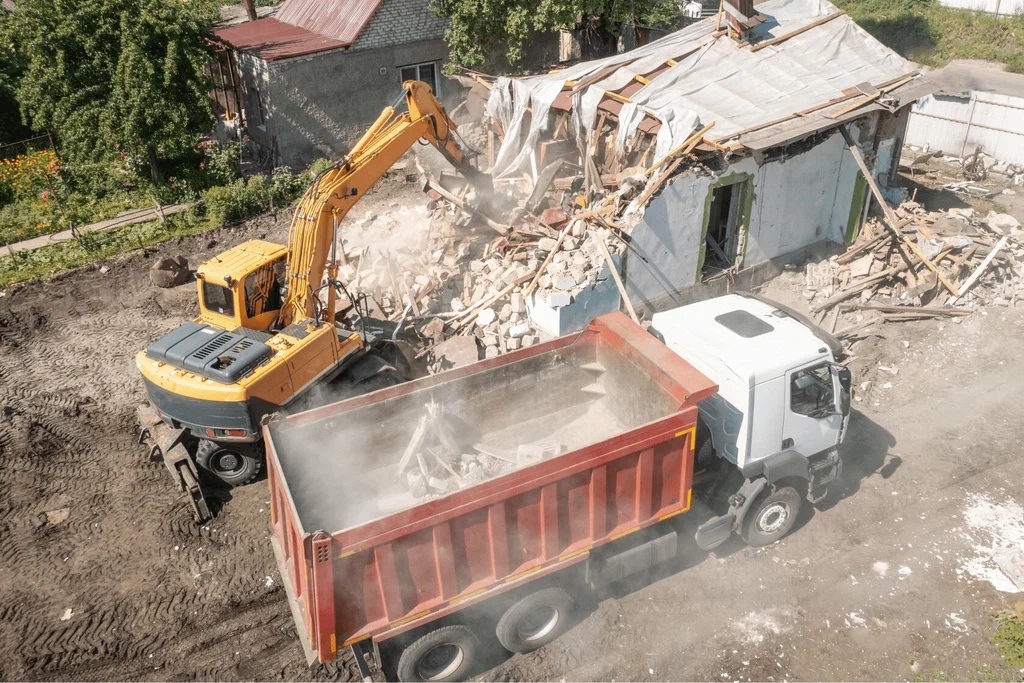Вывоз мусора после сноса зданий с выездом в Рубцовске в октябре