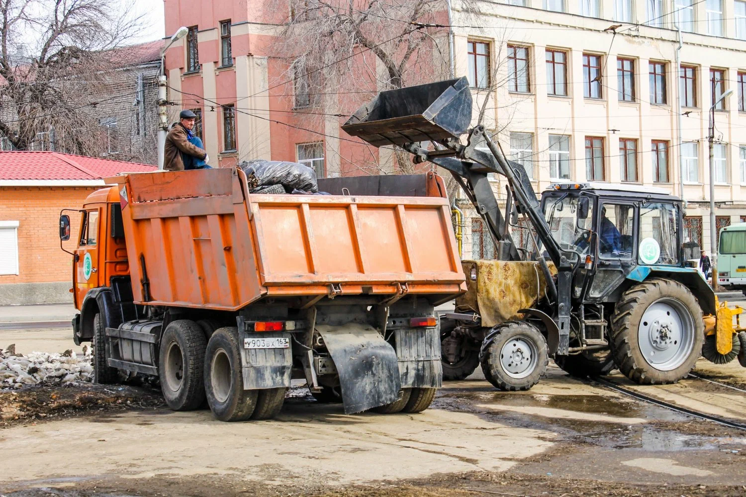 Вывоз мусора Камазом в Рубцовске – аренда и заказ Камаза 10 тонн от 2377 руб. в ПроМусор