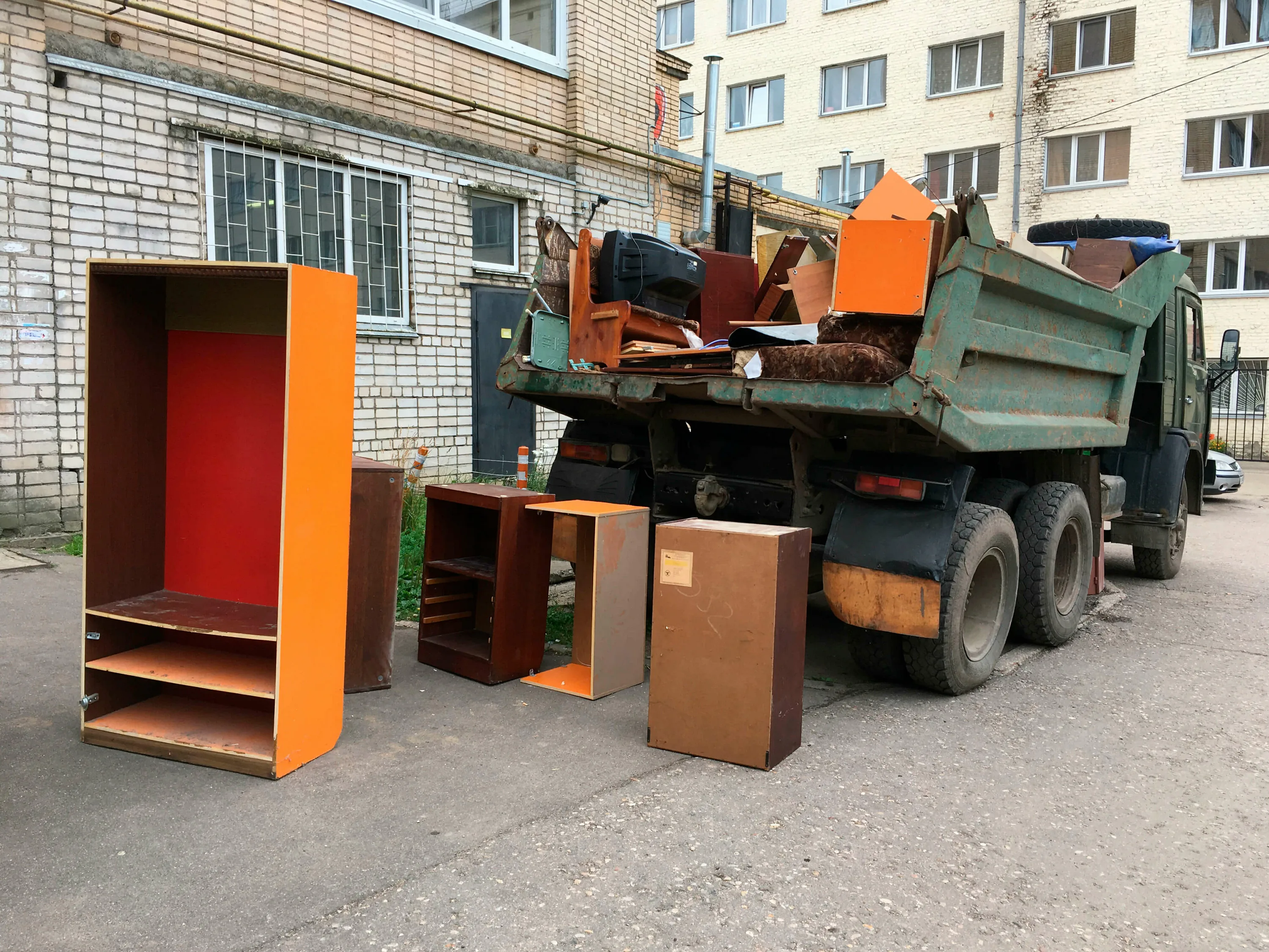Утилизация старой мебели с вывозом и разбором в Рубцовске в октябре
