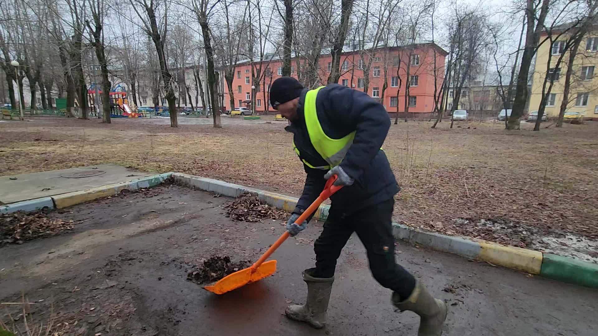 Уборка территорий в Рубцовске в октябре
