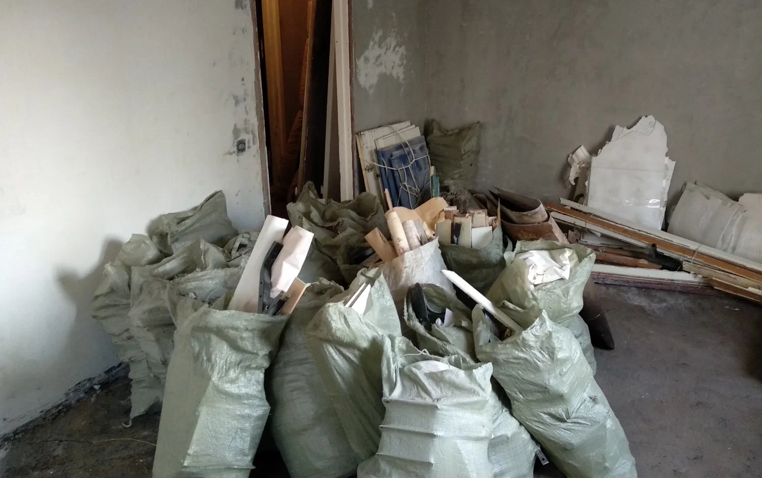 Уборка строительного мусора с вывозом и утилизацией в Рубцовске в октябре