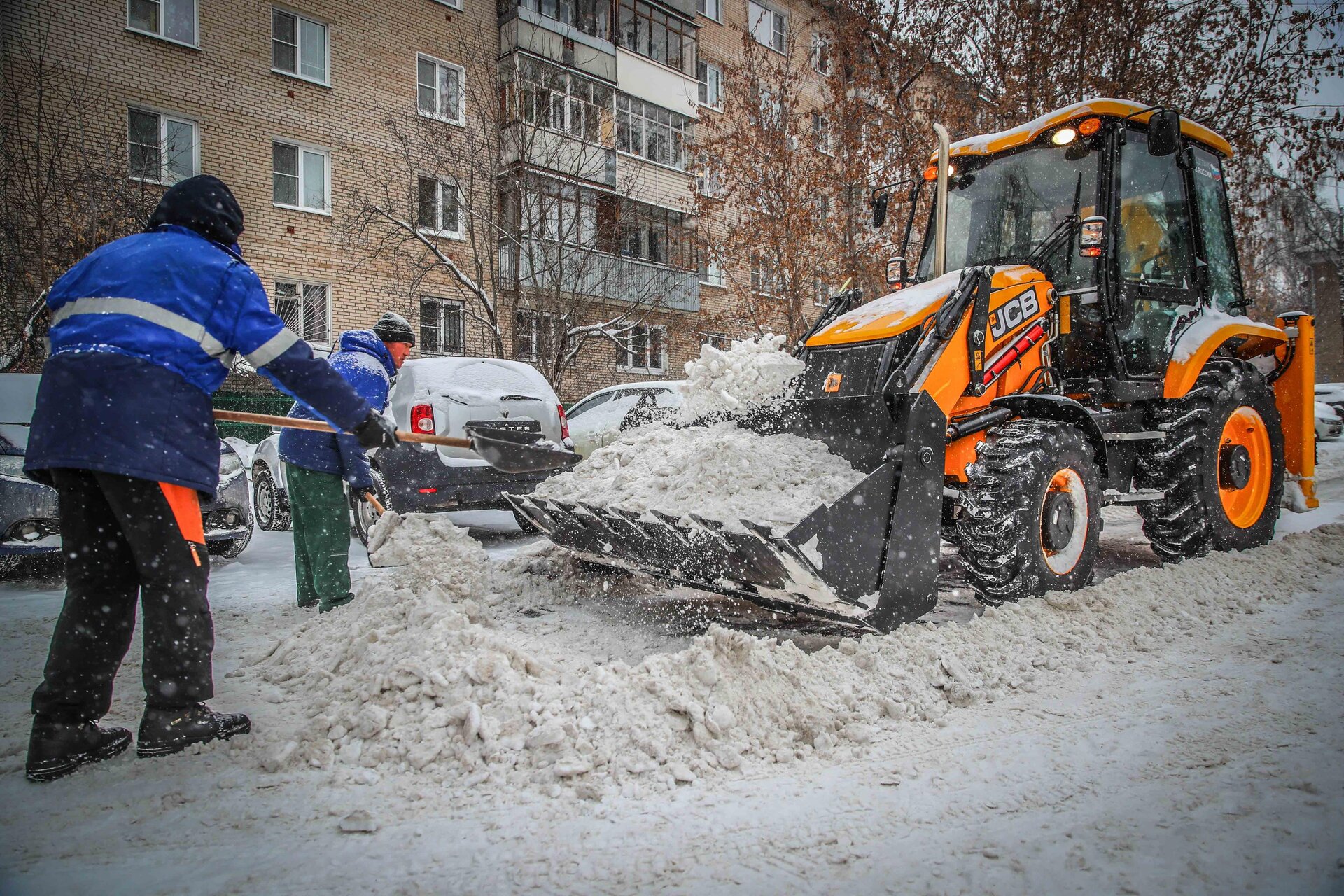 Очистка дворов от снега и наледи в Рубцовске — уборка снега, трактор и ручная, цены от 506 руб. | ПроМусор