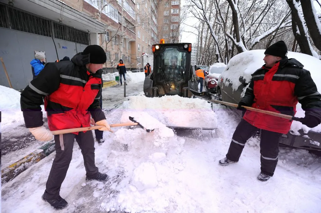 Очистка дворов от снега с гарантией результата в Рубцовске в октябре