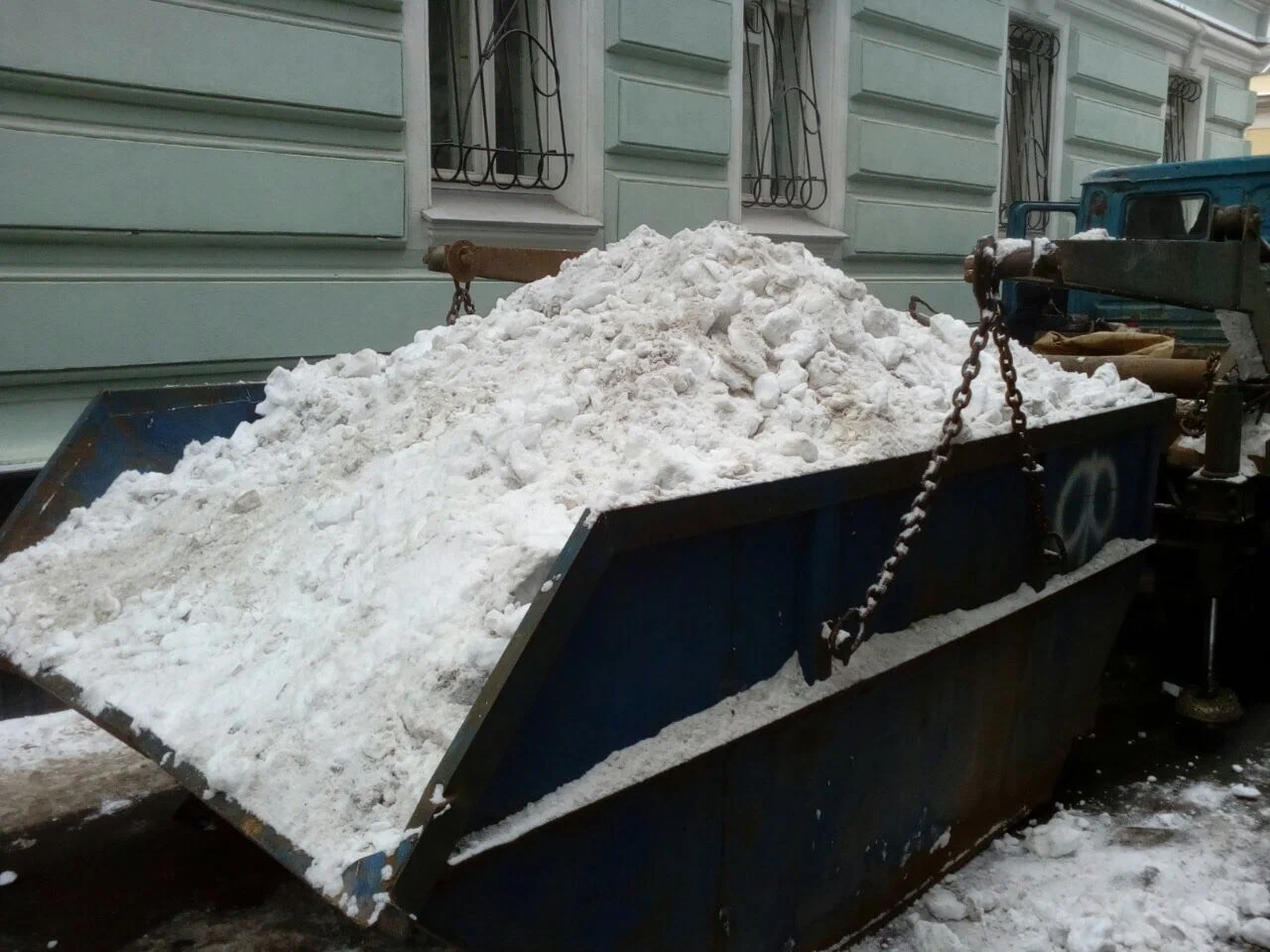 Вывоз снега контейнерами в Рубцовске в октябре